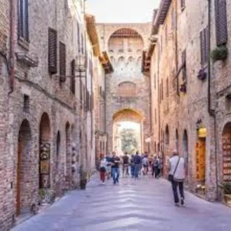 A Beautiful Tuscan Estate With Saline Pool