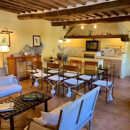 A Beautiful Tuscan Estate With Saline Pool